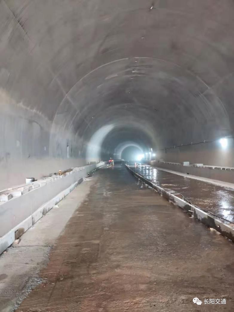 宜昌至長(zhǎng)陽快速通道雞公巖隧道雙洞貫通，區(qū)域交通迎來新篇章